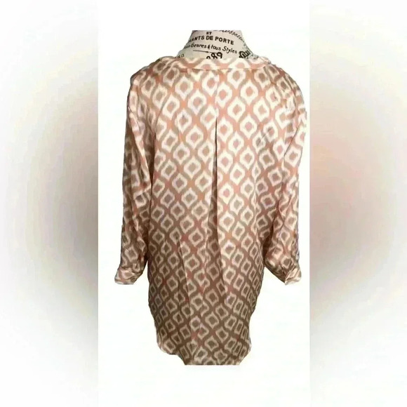 Chicos Womens size 2 Large Blouse Silky Salmon and White Geometric Print - Picture 2 of 6